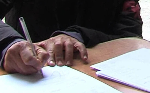 جدل قانوني حول قرار عمدة الدار البيضاء ربط تصحيح الإمضاءات بتسوية الوضعية الجبائية