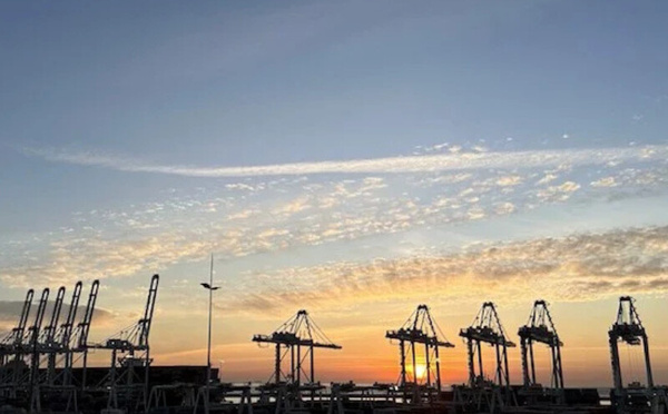 السلطات تقرر إغلاق ميناء طنجة المتوسط مؤقتاً بسبب سوء الأحوال الجوية