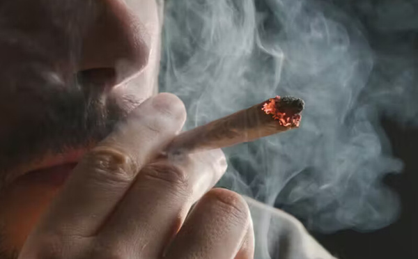 دراسة يابانية تكشف العلاقة بين التدخين وأعراض "كوفيد طويل المدى"