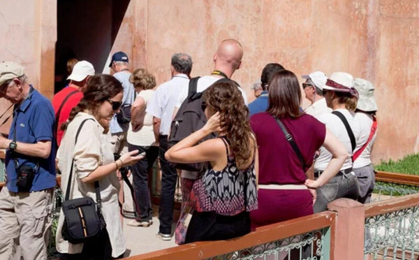 وزارة السياحة تُعد قرارًا جديدًا يمنح مرونة أكثرللمرشدين بين الفضاءات الطبيعية والمدن