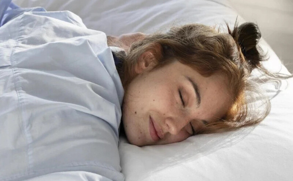 دراسة صينية: النوم بدون وسادة قد يحمي مرضى المياه الزرقاء من تدهور البصر