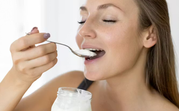 الزبادي والتهاب المعدة والأمعاء: متى يكون مفيدًا؟