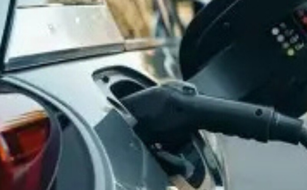 أخطاء شحن السيارات الكهربائية وكيفية الحفاظ على عمر البطارية