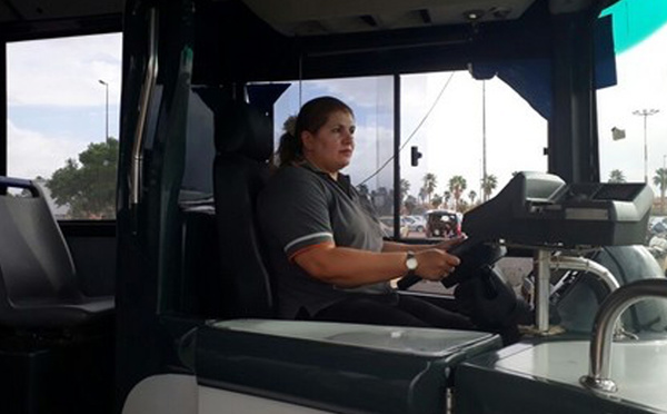 ​فكازا.. عيالات ورا السوّاق كيلعبو دور جديد وكيكسّرو الصور النمطية فالطرام الواعر ديال النقل الحضري