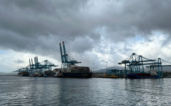 عودة الملاحة البحرية بين طنجة المتوسط والجزيرة الخضراء بعد توقف العاصفة “ليوناردو”