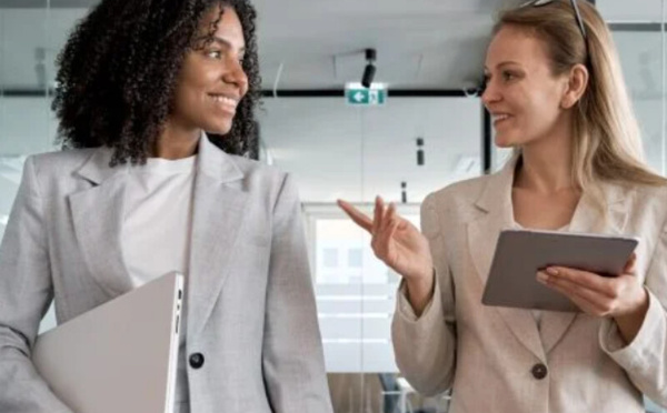 ​المحادثات الصغيرة: لمسة بسيطة لصحة نفسية أفضل