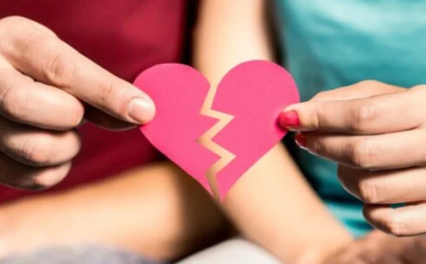 عندما يتحول الحزن العاطفي إلى تحدٍ للصحة النفسية وأداة تسويقية