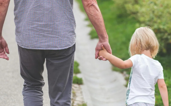 ​دور الأجداد في رعاية الأحفاد يحمي من تراجع القدرات العقلية