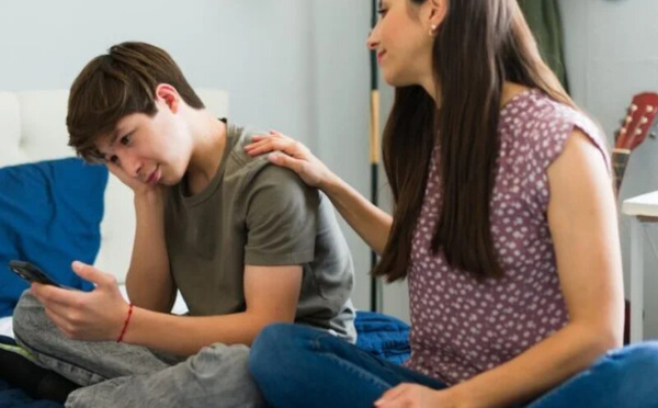 أفضل سن لإعطاء الهاتف المحمول للأطفال وفقًا للخبراء