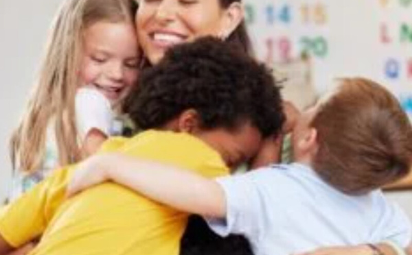 كيف تصنع التربية الإيجابية أطفالًا لطفاء وواعين: 13 طريقة وفق الخبراء