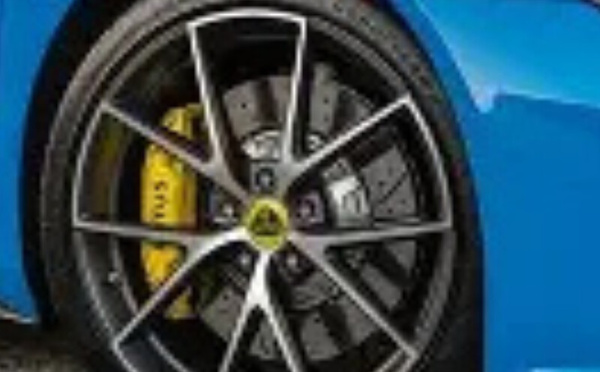 لوتس إميرا: تصميم رياضي وأداء استثنائي