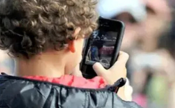 البرلمان المغربي يناقش تقييد استخدام القاصرين لمواقع التواصل ومنصة “ريبولوكس”