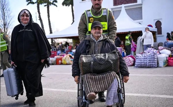 توزيع مساعدات غذائية على الأسر العائدة إلى منازلها بالقصر الكبير