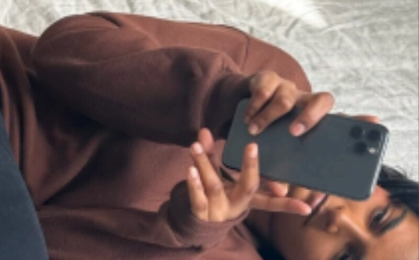 التخلص الرقمي: هل المشكلة الحقيقية هي وقت الشاشة؟