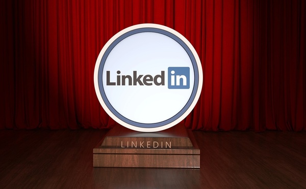 ​LinkedIn كيطلق “Premium All‑in‑One” باش يجلب لَفونداتور، الستارتاب والـPME