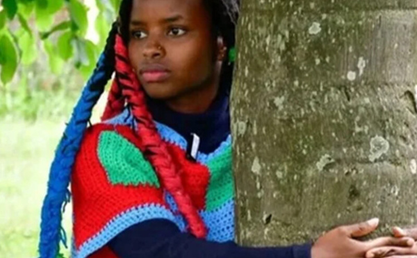 الناشطة الكينية تروفينا موثوني تحقق رقمًا قياسيًا عالميًا في “عناق الأشجار” لمدة 72 ساعة متواصلة