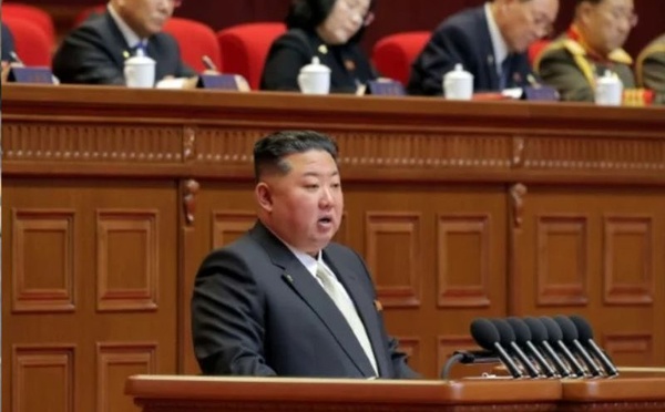 كيم يونغ أون يحتفظ بزعامة الحزب وسط دعم شعبي وجماهيري