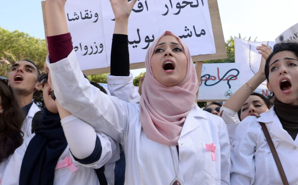 بعد "التماطل"في صرف تعويضاتهم .. اعتصام مفتوح لطلبة الصحة أمام مديرية الدار البيضاء.