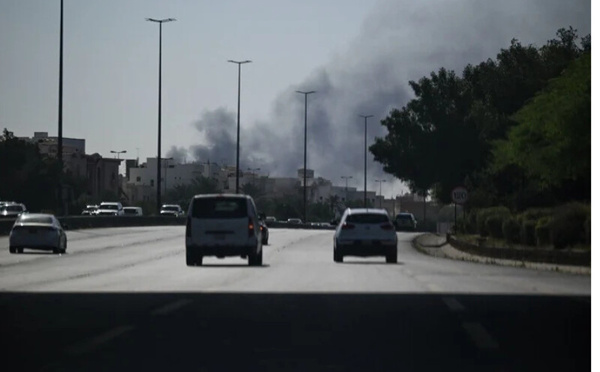 دخان داخل السفارة الأمريكية في الكويت بعد هجوم… تحذيرات أمنية وقلق إقليمي