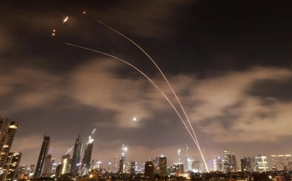 الشرق الأوسط يشتعل: صواريخ إيران وحزب الله تضرب إسرائيل والخليج وإطلاق حرب متعددة الجبهات