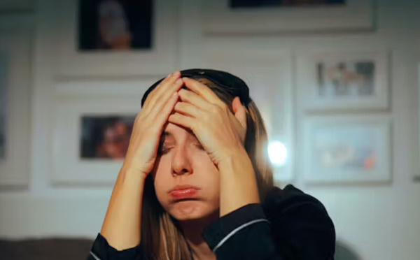 أشعر بالتعب لكنني لا أستطيع النوم… ماذا أفعل؟