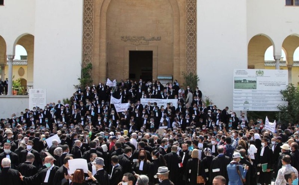 وزارة العدل توضح آليات إشعار المكاتب وتأكيد حرية المحامين في الدفاع عن موكليهم