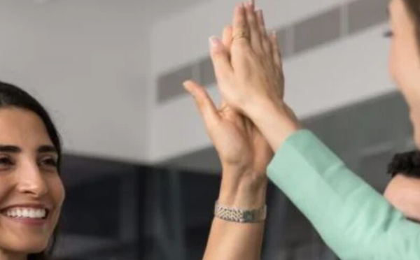 الذكاء العاطفي: 11 عادة بسيطة تجعل الجميع يشعر بالارتياح معك فوراً