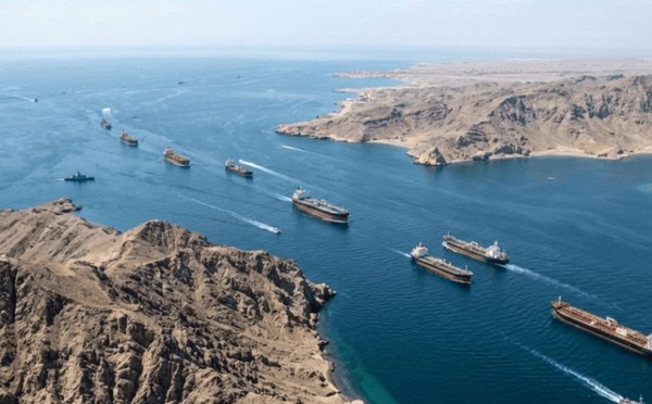 ترامب يهدد إيران بضربة أشد بكثير في حال تعطيل النفط العالمي