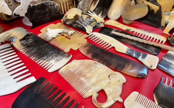 بين عبق التراث وشبح الاندثار.. حرفة أمشاط «الكرن» تصارع الزمن في المدينة العتيقة بفاس