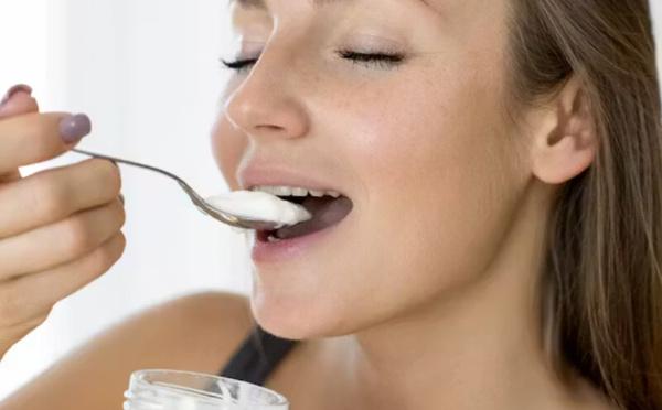 الزبادي في حالة التهاب المعدة والأمعاء: متى وكيف نستهلكه؟