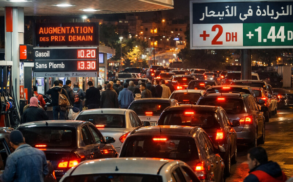 طوابير طويلة أمام محطات الوقود قبل تطبيق زيادة درهمان للغازوال و1.44 درهم للبنزين