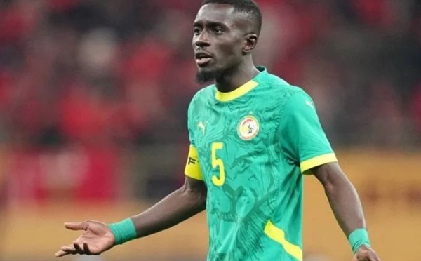 إدريسا غيي يبدي استعداده لإعادة الميداليات بعد قرار الكاف