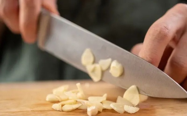 الثوم وفوائد القلب: كيف يمكن لفصين يومياً أن يحمي الضغط والكوليسترول ويقوي الشرايين