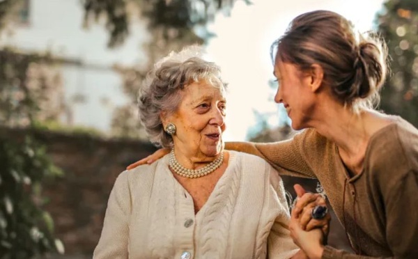 عيد الأم في المغرب: هدايا قد تجرح وعادات يومية تصنع سعادة حقيقية للأمهات