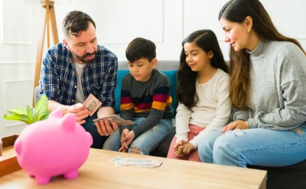 كيف تشرح لأطفالك الأزمة المالية للأسرة دون أن تزرع الخوف؟ دليل عملي للآباء في زمن الغلاء