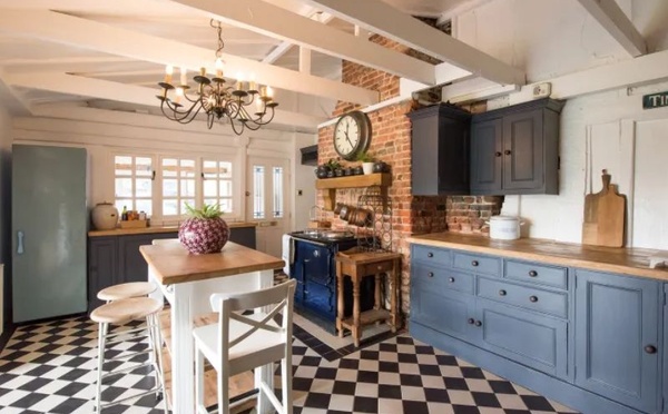 عودة مطابخ الستينيات الملونة: دليل شامل لتصميم مطبخ كلاسيكي بعناصر عصرية