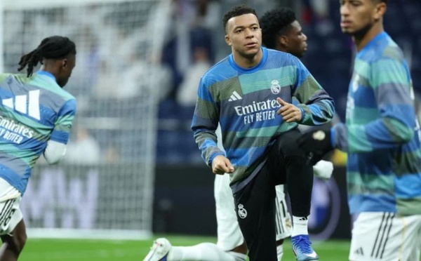 المهاجم الفرنسي يرد على شائعات فحص الركبة اليمنى