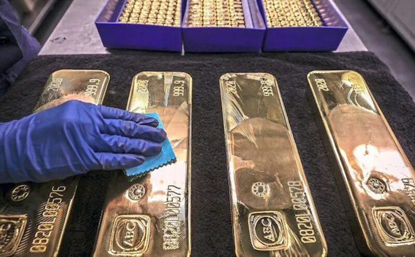 ​الذهب يتراجع محدوداً وسط صعود أسعار الطاقة وتراجع الدولار