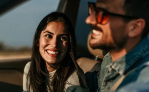 الجاذبية البدنية تتفوق على الذكاء والاستقرار في اختيار الشريك العاطفي