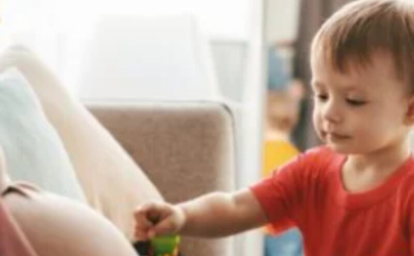 الحمل الثاني: كيف يعيد دماغ الأم برمجته لإدارة عدة أطفال