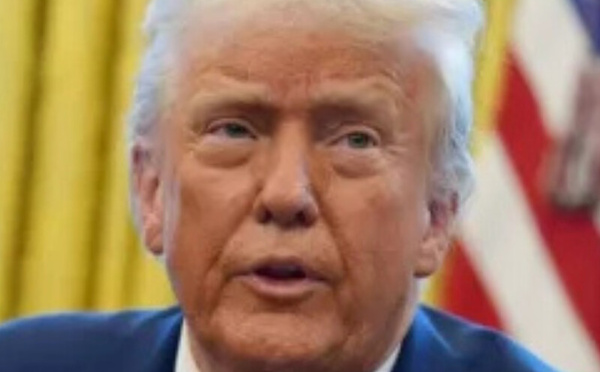 ترامب يعلن “تغييراً كاملاً للنظام” في إيران ويتحدث عن انسحاب أمريكي قريب