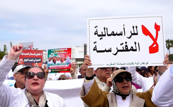 آلاف الصيادلة يحتجون بالرباط رفضاً لفتح ملكية الصيدليات أمام مستثمرين من خارج القطاع