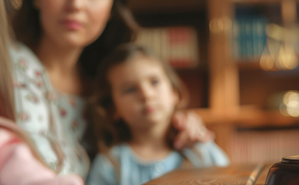 معاناة الأمهات مع الإجراءات الإدارية في المغرب: قراءة في الإطار القانوني والاجتماعي