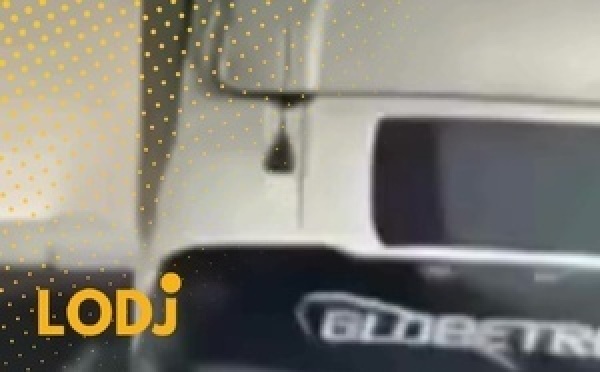 لحظة خطيرة: رجل يتدخل بجسده لإيقاف شاحنة تتراجع نحو سيارته