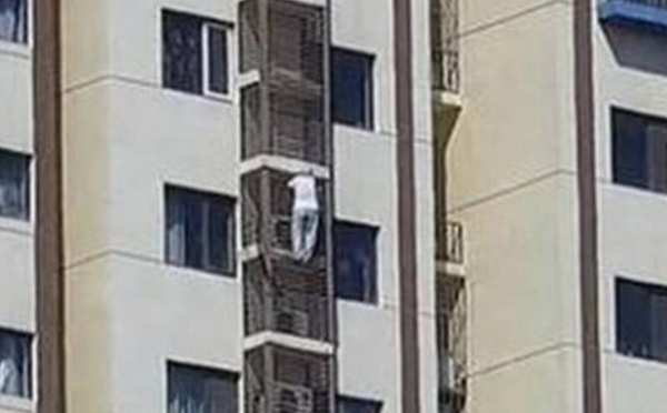 “الجدة الخارقة” تدهش العالم بمغامرة جريئة من الطابق 27 في بكين