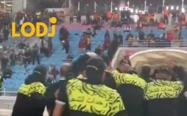 جماهير الترجي الرياضي التونسي ترشق الحكم بعد خسارة أمام ماميلودي صن داونز