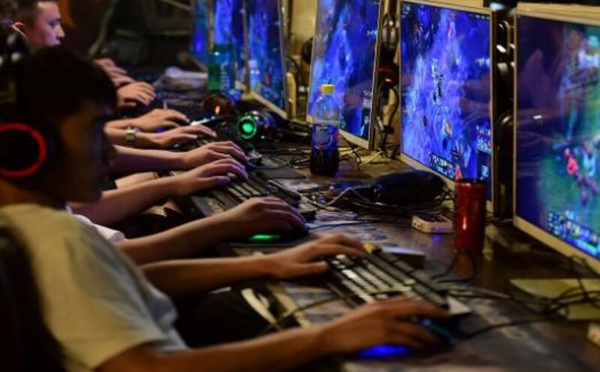 غرامات تصل إلى مليون درهم..مقترح قانون جديد لتقييد ولوج القاصرين إلى منصات الألعاب الإلكترونية