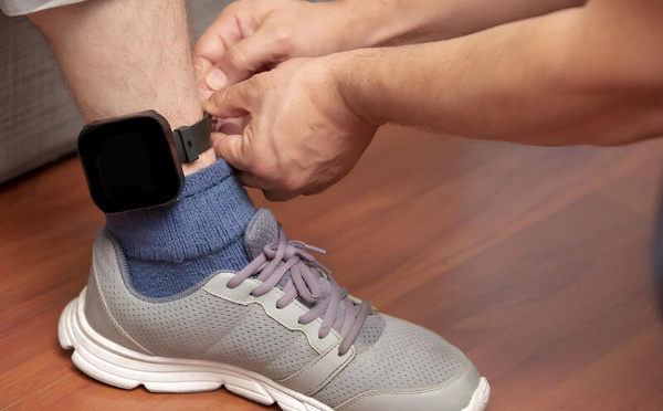 وهبي ولقجع يوقعان قرارا مشتركا يحدد كلفة السوار الإلكتروني في 70 درهماً لليوم الواحد