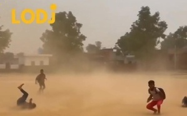 فيديو طريف: أطفال يرقصون داخل دوامة رياح في مشهد بريء