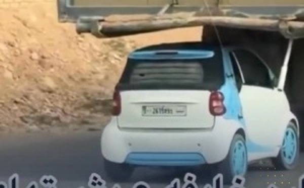 الطوموبيل لقات الظل وركنات تحت الشاحنة